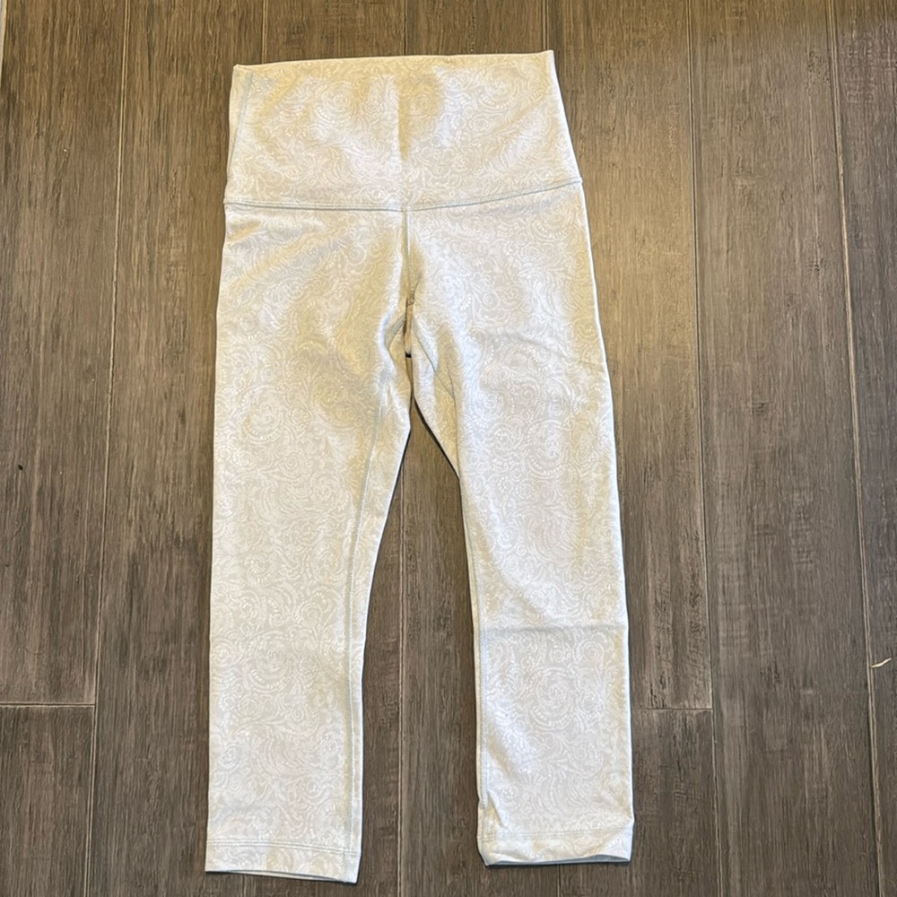 Size 6 Lululemon cropped legging